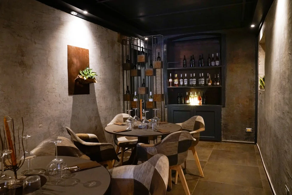 Sala del ristorante I Latini, con tavoli apparecchiati e pareti in pietra