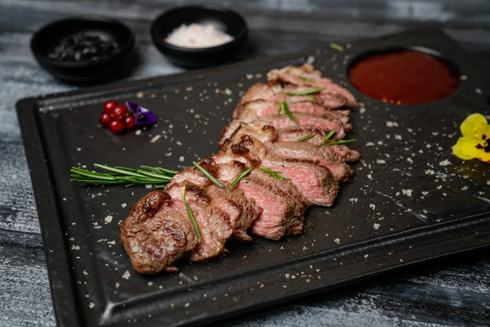 Taglio di carne presentato con cura